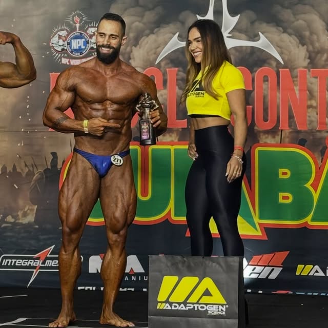 Renato Junior, atleta e consultor da NatuForte, em palco de campeonato